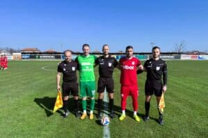 Секирово посреща Марица (Пловдив) в 26-ия кръг Секирово (Раковски) ще приеме втория в класирането на Югоизточната Трета лига Марица (Пловдив) в среща от 26-ия кръг на шампионата. Двубоят е в събота, 28 март, от 16:00 ч. и ще се играе на стадион "Петър Парчевич". "Секирите" загубиха с 2:5 визитата си на лидера Несебър в последния кръг. Това бе второ поредно поражение за отбора, след като седмица по-рано отстъпиха у дома на Розова долина (Казанлък). През двата мача тимът бе лишен от значителна част от състава си, а преди тях записа 5 точки в три последователни срещи. Възможни проблеми за съботната среща има Йордан Айвазов, който принудително напусна терена още в началните минути на мача с Несебър. По-рано през сезона Марица победи с 4:1 в Пловдив, докато през миналия сезон "секирите" спечелиха с 3:0 в домакинството си срещу този съперник. Заповядайте да подкрепим нашия отбор!