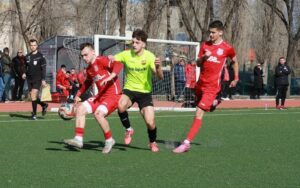 Марица (Милево) гостува на ФК Ямбол в събота от 16:00 Марица (Милево) продължава да играе в сгъстен ритъм и този уикенд има нов ангажимент - в събота от 16:00 ч. тимът гостува на ФК Ямбол в среща от 26-ия кръг на Югоизточната Трета лига. През седмицата отборът, воден от старши треньора Иван Кочев, постигна най-значимия си успех до момента, като стана шампион на Югоизточна България и за първи път се класира в Топ 4 на турнира за Купата на Аматьорската футболна лига. Сега Марица се изправя срещу един от претендентите за призовите места — ФК Ямбол, който е в добра серия. Наставникът Иван Кочев ще има сериозни кадрови въпроси до последния момент. Наказан след мача с ФК Созопол е получилят червен картон Цветелин Петров. Нападателят Константин Петров получи травма на глезена в срещата със Созопол и участието му в Ямбол е под въпрос. Под сериозна въпросителна са и Стоян Митев, както и Ангел Здравчев. През есента Марица (Милево) загуби у дома от Ямбол с 0:1.