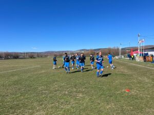 ОФК Костинброд гостува на лидера Рилски спортист в Самоков ОФК Костинброд ще гостува на лидера в Югозападната Трета лига — Рилски спортист (Самоков). Мачът от 25-ия кръг е в събота, 28 март, от 15:00 часа на стадион „Искър“ в Самоков. Отборът на Валентин Валентинов е в отлична форма с четири поредни победи. Самоковци също имат четири успеха в серия, но сред тях е и служебна победа над отказалия се Витоша (Бистрица). В последния кръг Костинброд надделя с 1:0 над Балкан (Ботевград) у дома и с тези три точки се изкачи до шестото място в класирането с актив от 36 пункта. Добрата новина за тима е, че за предстоящия двубой всички футболисти са на разположение. По-рано през сезона Костинброд загуби у дома с 1:2 от Рилски спортист, но спечели последната си визита в Самоков с идентичен резултат — 1:2. Този мач се игра на 24 февруари 2024 година.