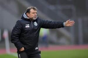 Костурков очаква тежък мач в Банско Старши треньорът на Септември (Симитли) Петър Костурков сподели впечатленията и очакванията си преди предстоящото дерби с ФК Банско този уикенд. "Настроението в тима е добрo. Лошото е, че ни липсват много състезатели. Добромир Панчаревски не се знае дали ще може да вземе участие. Единственото позитивно е, че Влади Ласков поне тренира тези два дни с отбора. В момента нямаме изявен нападател, който да замени отсъстващите и това си пролъчи в сблъсъка с Пирин (Гоце Делчев). Съперникът може и да не е в най-добрата си форма, но играе у дома и все някога трябва да излязат от опасната зона. В никакъв случай няма да ни е лесно.", каза Костурков два дни преди двубоя. Двубоят между Септември (Симитли) и ФК Банско е в събота, 28-ми март, от 15:00 часа на стадион "Свети Петър" в Банско.