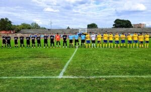 Волов-Шумен 2007 гостува на Ботев (Нови пазар) в областно дерби Волов-Шумен 2007 ще играе срещу Ботев (Нови пазар) в областно дерби от 23-ия кръг на Североизточната Трета лига. Двубоят е в събота, 28 март, от 15:00 часа в Каспичан. Шуменци влизат в срещата след успешна серия у дома миналата седмица, когато събраха 4 точки – равенство с лидера Черноморец (Балчик) и победа над Светкавица 2014 (Търговище). В последния мач тимът обаче изгуби централния бранител Симеон Савов, който получи контузия и ще отсъства за гостуването на Ботев. Добра новина е завръщането на Димитър Игнатовски, който изтърпя наказание за натрупани картони и вече е на разположение. Очаква се в срещата да вземе участие и новият треньор на тима Христо Станчев, тъй като шуменци ще имат нужда от повече опит за този сблъсък. По-рано през сезона Волов-Шумен 2007 победи Ботев (Нови пазар) с 3:0 у дома и удължи серията си от успехи срещу този съперник на три мача.