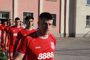 ОФК Хасково приема Спартак (Пловдив) в 26-ия кръг на Югоизточната Трета лига В събота, 28-ми март, ОФК Хасково ще изиграе поредния тежък мач от шампионата, когато на стадион "Хасково" посреща Спартак (Пловдив). Двубоят от 26-ия кръг на Югоизточната Трета лига започва в 15:00 часа. След двубоите с първия и втория в класирането хасковлии срещат отбор, заемащ седмото място. "Гладиаторите" имат едва две точки повече и при успех домакините могат да ги изпреварят в таблицата. Добрите новини за щаба на ОФК Хасково са, че изтърпените наказания върнаха в игра Владислав Узунов, който пропусна мача с Марица (Пловдив), както и Христо Бойков, който не игра в последните две срещи. Все още под въпрос са двамата централни бранители Тейнур Марем и Бейсим Бейсим. Марем проведе тренировка с тима вчера, докато Бейсим продължава индивидуална подготовка и най-вероятно ще отпадне от състава за съботния двубой.