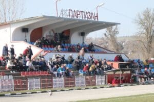 Партизан (Червен бряг) посреща Левски 2007 в среща от 15-ия кръг на Северозападната Трета лига. Двубоят е в събота, 28 март, от 15:00 часа. Под ръководството на Николай Боянов тимът ще търси завръщане към победите след първото си пролетно поражение — 0:2 като гост на ФК Троян, което прекъсна серията им от три поредни успеха. "Партизаните" нямат особено добри резултати срещу ОФК Левски 2007 напоследък — само 2 спечелени точки в четири мача, но преди това тимът бе в серия от три поредни победи, всички с по чиста мрежа. През пролетта отборът от Червен бряг демонстрира променено лице и играе по-качествен футбол, с който се надява да събира повече точки в оставащите мачове.