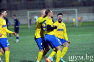 Волов-Шумен 2007 очаква битка в областното дерби с Ботев (Нови пазар) Президентът на Волов-Шумен 2007 Иван Станчев сподели очакванията си преди гостуването на Ботев (Нови пазар) в събота, 28-ми март. "Това си е областно дерби, на което очаквам да има доста хора. За Ботев мисля, че това е мачът на сезона. Надявам се да стане мач, макар че очаквам битката да преобладава. Особено като гледам, че го дават да вали. При такива атмосферни условия и на този терен силите се изравняват. Даже по-биткаджийски настроеният отбор получава предимство.", заяви Станчев преди срещата. Шуменци имат само два успеха тази пролет, но през миналата седмица събраха четири точки от двата си домакински мача, като в един от тях приеха лидера Черноморец (Балчик). "С оглед програмата този и следващият двубой са в графата на задължителните за спечелване.", добави още президентът на клуба.