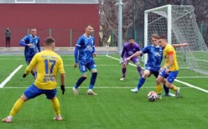 Иван Станчев за първите дни на треньорския тандем във Волов-Шумен 2007 Президентът на Волов-Шумен 2007 Иван Станчев коментира началото на работата на новото треньорско ръководство – Христо Станчев и Румен Николов. Двамата опитни състезатели на "жълто-сините" поеха отбора и вече въвеждат промени в тренировъчния процес с цел постигане на по-добро представяне в Североизточната Трета лига. "Има значително подобрение на тренировъчния режим. Вече занимания се провеждат пет дни в седмицата, а не само четири. Играчите са доволни от тренировките, които им правят, дори се обаждат на Христо да му благодарят.", заяви Иван Станчев. Клубът ще продължи и политиката си за налагане на млади футболисти, като дава все повече игрови минути на играчи от школата. Утре Волов-Шумен 2007 гостува на Ботев (Нови пазар) в среща от 23-ия кръг на шампионата. Двубоят в Каспичан е с начало 15:00 часа.