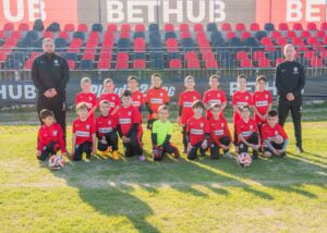 Атлетик (Куклен) набор 2018/19/20г. победи Шипка Старс с 7:1 Децата на Атлетик (Куклен) набор 2018/19/20г. изиграха официален мач срещу отбора на Шипка Старс от първенството по Футбол 5. Нашите момчета постигнаха победа със 7:1. И двата отбора дадоха повече шанс на по-малките деца, които тепърва излизат на футболната сцена, което направи срещата още по-полезна за тяхното развитие. Благодарим на домакините за посрещането и коректната игра.