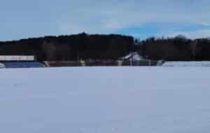 Мач на лидера Рилски спортист (Самоков) срещу ОФК Костинброд бе отложен заради снеговалеж Днешният мач на лидера в Югозападната Трета лига Рилски спортист (Самоков) беше отложен заради обилния снеговалеж, който затрупа терена на стадион "Искър". Рилецо трябваше да приеме ОФК Костинброд, но атмосферните условия не позволяват двубоят да се състои в планирания час. Дата за изиграване на мача предстои да бъде определена. Отлагането означава, че Рилски няма да има мач вече две поредни седмици. Следващата събота, 4-ти април, тимът гостува на Септември II (София).