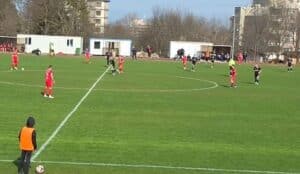 Созопол обърна Розова долина и спечели с 2:1 Созопол победи Розова долина (Казанлък) с 2:1 в двубой от 26-ия кръг на Югоизточната Трета лига. Мачът се проведе на добре подготвения терен в Царево заради започнал ремонт на стадиона в Созопол. Това бе първа победа за „небесносините“ след четири мача без успех и трите точки бяха от голямо значение за тима. Гостите от Казанлък откриха резултата в 28-ата минута чрез Надим Ангелов и с това попадение приключи първото полувреме. През втората част възпитаниците на старши треньора Петър Кюмюрджиев направиха обрат и имаха още възможности да вкарат. В 47-ата минута Глен Хабимана изравни за 1:1, а в 84-ата опитният Диян Молдованов донесе успеха на Созопол след точно изпълнена дузпа за крайното 2:1. Преди успеха на Созопол обаче гостите имаха няколко добри положения да поведат. Най-големият пропуск бе на Венци Иванов, който остана сам срещу вратаря Петър Рахнев, преодоля го, но стреля в аут. С тази победа Созопол се изкачи временно на девето място с 34 точки. В следващия кръг тимът гостува на лидера Несебър.