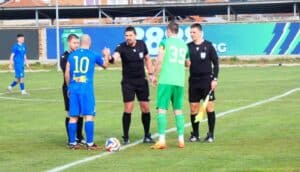 Секирово (Раковски) загуби у дома от Марица (Пловдив) с 0:1 Секирово (Раковски) отстъпи с 0:1 пред втория в класирането Марица (Пловдив) в среща от 26-ия кръг на Югоизточната Трета лига. Двубоят се игра на стадион "Петър Парчевич". Домакините имаха отлични възможности да открият резултата, да изравнят и дори да получат дузпа, но нито една от ситуациите не бе реализирана в срещата. Още в 15-ата минута Димитър Петров се възползва от грешка на гостите и изпревари вратаря, преодоля го с елегантен удар, но топката се разходи по голлинията и не влезе. В 33-ата минута Тони Лесов бе изведен сам срещу стража на пловдивчани, но не успя да го преодолее. В 42-ата минута Николай Хаджиев отбеляза единствения гол в мача. През втората част Секирово доминираше почти през цялото време. В 58-ата минута удар на Запрян Запрянов от близка дистанция беше блокиран. В 73-ата минута Димитър Петров бе фаулиран в наказателното поле, но главният рефер подмина ситуацията — това бе най-чистият шанс за дузпа за домакините през двубоя. В 78-ата минута Теодор Фърков изпълни отличен пряк свободен удар, който бе спасен от вратаря на гостите. В 82-ата минута Марица остана с човек по-малко. След още шест минути Тони Лесов стреля, вратарят на пловдивчани се намеси неубедително, но гредата спаси гостите. В добавеното време Петров беше избутан в наказателното поле от защитник на Марица, но отново не последва съдийски сигнал. Въпреки силното второ полувреме и добрите положения през първата част, "секирите" останаха без точки. В следващия си мач Секирово гостува на Спартак (Пловдив). Двубоят е в сряда, 1 април.