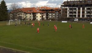 Банско победи Септември (Симитли) с 2:0 в 25-ия кръг на Югозападната Трета лига Банско се наложи с 2:0 над Септември (Симитли) като домакин в среща от 25-ия кръг на Югозападната Трета лига. Това беше първа победа за „козлите“ след 11 мача без успех и първи три точки у дома от 18 октомври миналата година, когато тимът победи Оборище (Панагюрище) с 2:1. Двубоят се разви изцяло в полза на домакините през първото полувреме. В 36-ата минута Роман Родопски откри резултата — получи топката пред наказателното поле, нагласи я на десния крак и с удар извън пеналта я прати в долния десен ъгъл зад вратаря Константин Бусаров. Минути преди края на първото полувреме Хенри Тач удвои преднината на Банско. Домакините изградиха отлична атака, започната зад центъра; Тач получи топката вляво в наказателното поле, напредна и с хубав диагонален удар направи резултата 2:0. С този успех банскалии си поемат глътка въздух — вече са на две точки от дубъла на Септември (София). Следващият мач на ФК Банско е като гост на дубъла на Левски.