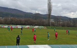 Ботев (Ихтиман) 1:1 с третия отбор на ЦСКА (София) Ботев (Ихтиман) завърши 1:1 срещу третия отбор на ЦСКА (София) в мач от 25-ия кръг на Югозападната Трета лига. Двубоят беше изключително динамичен и предложи множество голови положения, като домакините уцелиха гредите четири пъти зад вратата на Александър Марков. Още в първата част имаше ключови моменти — в 37-ата минута Веселин Васев открадна топката от защитата на гостите и бе фаулиран от стража на софиянци, за което главният рефер показа директен червен картон на вратаря. На вратата за гостите се появи резервният страж Богомил Александров, а първото полувреме завърши при нулево равенство. След почивката третият отбор на ЦСКА поведе след гол на Денимир Велков в 53-ата минута при една от контраатаките си. Оттам нататък Ботев (Ихтиман) отново доминираше на терена. В 59-ата минута Борислав Балджийски изравни за 1:1 след самостоятелен рейд отляво и мощен шут извън наказателното поле. Домакините упражниха продължителен натиск до края на срещата, но втори гол не падна, въпреки че и гостите имаха няколко добри ситуации за ново попадение. В следващия кръг Ботев (Ихтиман) гостува на Оборище (Панагюрище).