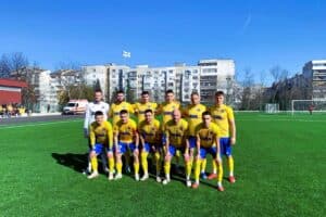 Волов-Шумен 2007 разгроми Ботев (Нови пазар) с 3:0 в дербито от 23-ия кръг Волов-Шумен 2007 постигна убедителна победа с 3:0 при визитата си на Ботев (Нови пазар) в мача от 23-ия кръг на Североизточната Трета лига. Шуменци откриха резултата в края на първото полувреме след попадение на Жечко Йорданов. След почивката Ботев опита да натисне и да обърне нещата, но в 58-ата минута Румен Николов се възползва от празнина в защитата и удвои преднината на гостите. След втория гол домакините започнаха да търсят изоставащото попадение чрез развихрени атаки, докато футболистите на Волов-Шумен 2007 пропуснаха още няколко добри възможности за трети гол. От своя страна тимът от Нови пазар отправи само два удара към вратата на съперника — единият бе спасен от вратаря Петър Илиев, а другият не намери рамката. В самия край на срещата, в 90-ата минута, Димитър Игнатовски оформи крайното 3:0 с мощен шут от около 20 метра. В следващия кръг Волов-Шумен 2007 ще бъде домакин на Аксаково.