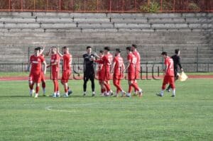 ОФК Хасково спечели драматично срещу Спартак (Пловдив) ОФК Хасково постигна драматична и напълно заслужена домакинска победа над Спартак (Пловдив) в напрегнат двубой от 26-ия кръг на Югоизточната Трета лига, игран на стадион „Хасково“. Мачът започна бурно за домакините — още в първата минута Юли Шекеров проби опасно в наказателното поле на гостите и беше съборен, но главният съдия не отсъди дузпа, което предизвика напрежение на терена. В 30-ата минута след статично положение Спартак (Пловдив) се възползва от контраатака и откри резултата, въпреки постоянния натиск на домакините до края на първото полувреме. През второто полувреме ОФК Хасково продължи да доминира и да създава положения, а в 72-рата минута Христо Бойков изравни и върна надеждите на публиката. След изравнителния гол домакините повишиха интензитета в атака. Драмата достигна връхната си точка в добавеното време — в 94-ата минута Юли Шекеров се възползва от перфектно центриране на Красимир Илиев и с глава донесе победата. Малко преди последния съдийски сигнал реферът отсъди спорен фал в полза на гостите, което доведе до спречкване и напрежение. В резултат на това Владислав Узунов беше изгонен с червен картон. В крайна сметка ОФК Хасково заслужено се поздрави с победа след силна и борбена игра. Следващият мач за тима е гостуване на Загорец (Нова Загора) в сряда, 1 април.