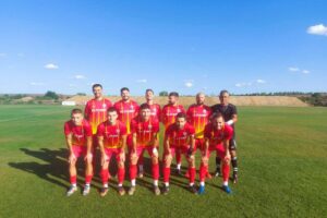 Рилци (Добрич) завърши 1:1 с Бенковски (Исперих) в 23-ия кръг ФК Рилци (Добрич) взе точка при домакинството си на Бенковски (Исперих) от 23-ия кръг на Североизточната Трета лига, след като срещата приключи при резултат 1:1. Двата гола паднаха в рамките на осем минути през втората част — гостите поведоха в 62-ата минута, а в 70-ата Рилци стигна до изравнително попадение. Така тимът заработи седмата си точка този пролетен полусезон и първата си срещу отбор от топ пет за сезона. В следващия кръг отборът почива, а след това "червено-жълтите" гостуват на Фратрия II.