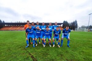 Пирин (Разлог) загуби дома от Сливнишки герой (Сливница) с 1:3 Пирин (Разлог) отстъпи с 1:3 в домакинството си на Сливнишки герой (Сливница) в среща от 25-ия кръг на Югозападната Трета лига, запомнена с три отсъдени дузпи в заключителните минути. До 60-ата минута резултатът бе 0:0, когато гостите откриха резултата. В 89-ата минута бе отсъдена дузпа в полза на Пирин и Даниел Гогов реализира за 1:1. Само две минути по-късно защитник на домакините улови топката с ръка в наказателното поле, очаквайки сигнал за засада, но реферът отсъди наказателен удар за Сливнишки герой, от който гостите отново поведоха. В 93-ата минута тимът от Сливница получи втора дузпа и оформи крайното 1:3. Така Пирин допусна втора поредна домакинска загуба. В следващия кръг отборът гостува на Септември (Симитли) в регионално дерби.