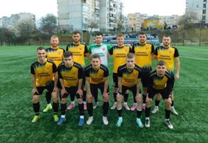 ОФК Павликени спечели с 1:0 при гостуването на дублиращия отбор на Етър ОФК Павликени записа третата си победа през пролетния полусезон в Северозападната Трета лига. В двубой от 15-ия кръг тимът надигра с 1:0 като гост дублиращия отбор на Етър (Велико Търново). В интересен мач между два млади състава гостите се поздравиха с успеха след гол от дузпа в края на срещата. В 85-ата минута капитанът Йордан Йорданов реализира второто си попадение през пролетта. Наказателният удар беше отсъден за игра с ръка на бранител във виолетово. Отборът, воден от Димо Атанасов, вече има 20 точки в актива си — с една по-малко от днешния съперник, който заема петото място в класирането. В следващия кръг Павликени приема Ювентус (Малчика).