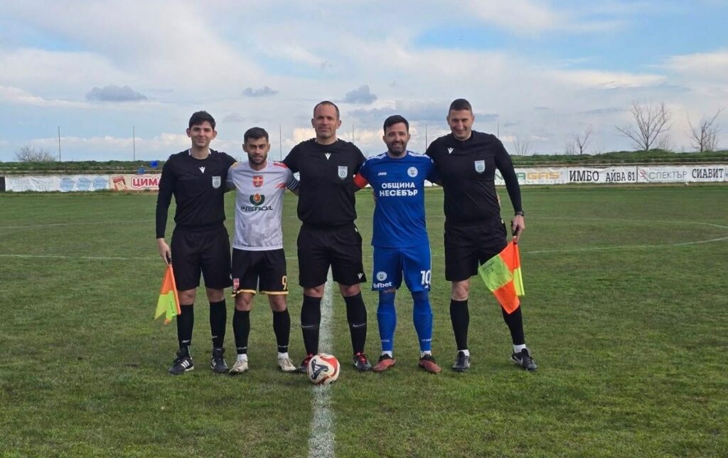 ОФК Несебър победи ФК Раковски с 4:0 ОФК Несебър постигна убедителна победа с 4:0 над ФК Раковски в мач от 26-ия кръг на Югоизточната Трета лига. За разлика от срещата през миналата седмица със Секирово, когато в първото полувреме „делфините“ показаха колебания и мачът завърши 2:2, този път тимът стартира далеч по-категорично. Откриването на резултата дойде още в 4-ата минута чрез Димитър Балинов. Радостин Митев удвои в 30-ата минута и с това свирката за края на първото полувреме застигна отбора при 2:0. В заключителните секунди на първата част Валери Домовчийски пропусна шанс да намали резултата, след като неговият удар излезе в аут. След почивката Иван Колев увеличи преднината на Несебър с гол в 47-ата минута, а Иван Стоянов оформи крайното 4:0 в 68-ата. С този успех ОФК Несебър запазва лидерската позиция в Югоизточната Трета лига, вече с две точки преднина пред Марица. Следващият мач за „небесносините“ е регионално дерби срещу Созопол, което ще се играе в сряда, 1 април, в Несебър.