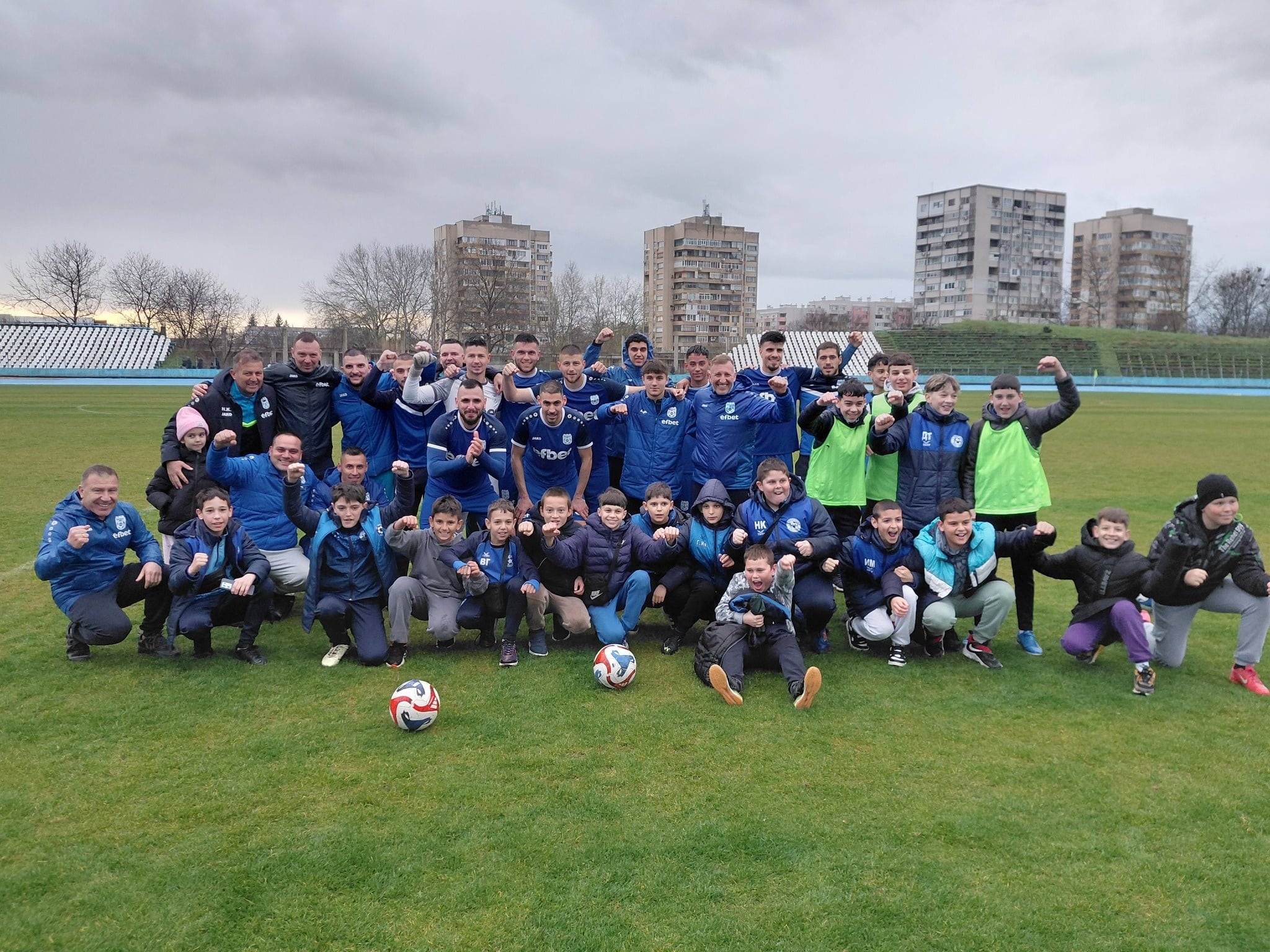 ФК Ямбол победи Марица (Милево) с 1:0 в дербито от 26-я кръг ФК Ямбол победи с минималното 1:0 Марица (Милево) в едно от дербитата на 26-ия кръг на Югоизточната Трета лига. Това бе осми пореден мач за Ямбол без загуба и шести пореден през пролетта, откакто Николай Жечев е начело на отбора. Освен това Ямбол не допусна гол в седми пореден мач, което е абсолютен прецедент до момента в първите три дивизии на българския футбол. Единственото попадение на Градския стадион в Ямбол реализира Георги Динков в 28-ата минута. Домакините имаха и две попадения в гредите след удари на Николай Йорджев и Хайри Саралиев. Гостите също създадоха положения и при резултат 0:0 имаха шансове, но не успяха да преодолеят вратаря на Ямбол. Следващият двубой на ФК Ямбол е гостуване на Димитровград в междинния 27-и кръг в сряда, 1 април.