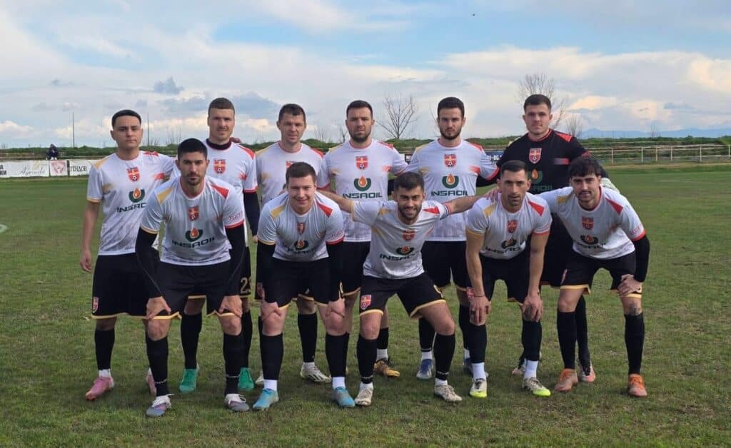 ФК Раковски загуби с 0:4 от ОФК Несебър ФК Раковски отстъпи с 0:4 на лидера ОФК Несебър в среща от 26-ия кръг на Югоизточната Трета лига. Първото полувреме бе доминирано от гостите и логично резултатът бе открит от Димитър Балинов в 4-ата минута, а в 30-ата Радостин Митев удвои преднината на Несебър. В заключителните минути на първата част Валери Домовчийски можеше да върне надеждите на домакините, но ударът му премина на сантиметри от вратата, пазена от шейтанов. След почивката треньорският щаб потърси промяна в развоя с влизането на нападателите Любомир Романски и Христо Ботевски. Раковски успя да изнесе играта по-близо до наказателното поле на Несебър, но това откри възможности за бързи контри на гостите. При две много остри слизания към вратата на Баданов бе отбелязано трето попадение, а след последвал корнер дойде и четвъртият гол, който реши срещата. Стефан Петков и Атанас Найденов също получиха шанс да влязат и да освежат средата на терена, но гостите демонстрираха сериозна класа и потвърдиха защо заемат първото място в класирането. Стартов състав: Милко Баданов, Теодор Гишин, Денислав Куртев, Пламен Айлов, Георги Иванов, Стефан Попов, Валентин Маджарски, Валери Домовчийски, Петър Атанасов - капитан, Стефан Рабаджийски, Мартин Телбийски