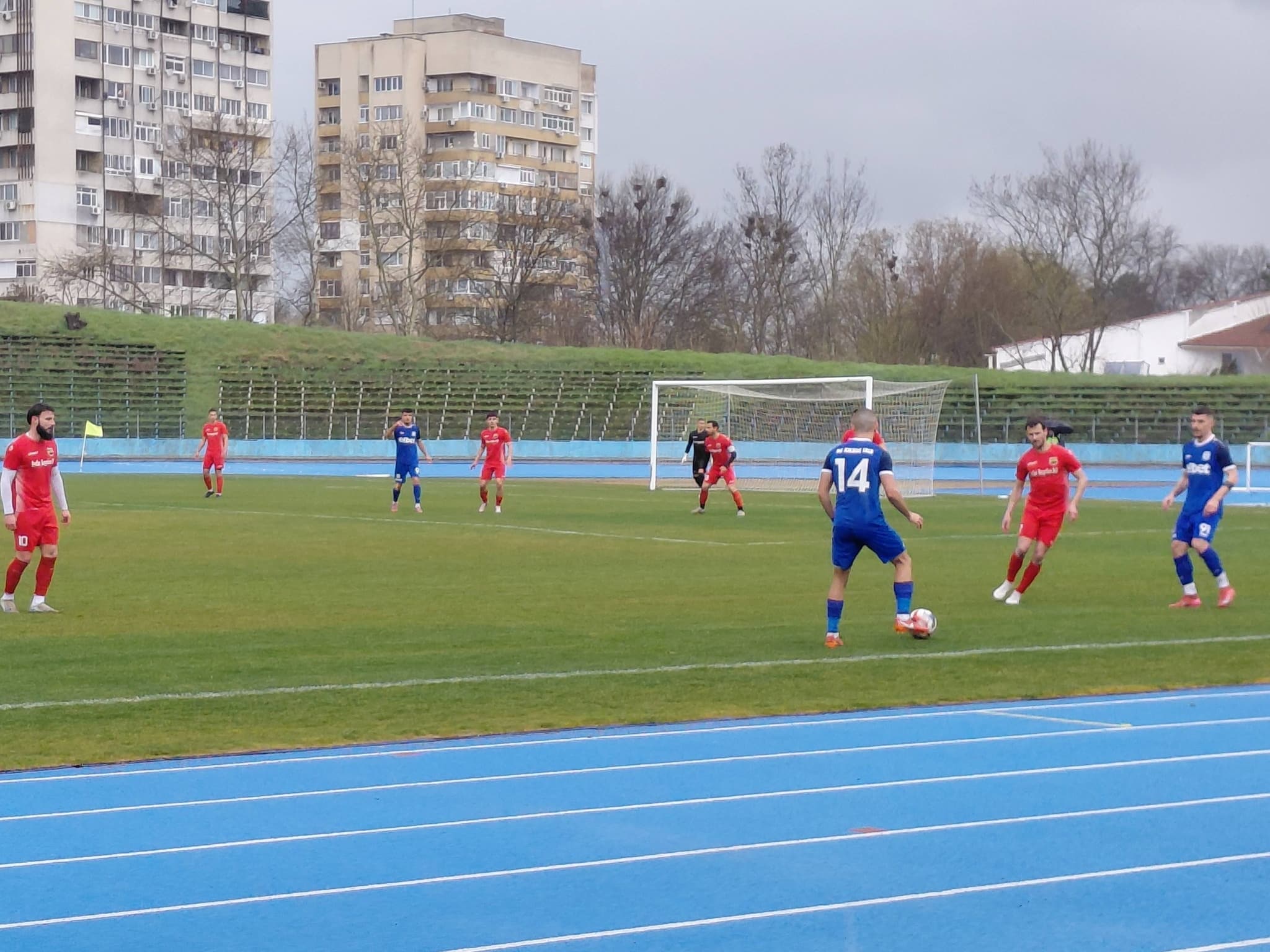 Марица (Милево) загуби с 0:1 при гостуването на ФК Ямболр Марица (Милево) загуби гостуването си на ФК Ямболр с 0:1 в мач от 26-ия кръг на Югоизточната Трета лига. Единственото попадение в срещата бе дело на Георги Динков, който се разписа в средата на първото полувреме. При резултат 0:0 Марица имаше шанс да открие, но пропусна. Във втората част тимът от Милево също създаде положения, но не успя да изравни. Старши треньорът Иван Кочев беше принуден да се справя с кадрови проблеми — на резервната скамейка имаше само резервен вратар и три полеви футболисти.