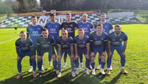 Янтра (Полски Тръмбеш) загуби с 3:5 при гостуването на Локомотив (Мездра) Янтра (Полски Тръмбеш) отстъпи с 3:5 срещу Локомотив (Мездра) в мач от 15-ия кръг на Северозападната Трета лига. Гостите от Полски Тръмбеш ще съжаляват, че не си тръгнаха поне с точка от Мездра, след като поведоха рано в срещата. Янтра откри резултата чрез Николай Георгиев в 4-ата минута, а в 42-рата Тихомир Кузманов направи резултата 0:2 — с това двата отбора се прибраха на почивка. В началото на втората част домакините започнаха обрат — още в 48-ата минута Васил Калоянов намали, а малко след това Сергей Георгиев изравни за 2:2. Домакинският натиск продължи и вкара още два гола чрез Браян Асенов (62') и Валдемар Лашков (68'). Васил Калоянов реализира втория си гол в 83-ата минута за 5:2, а две минути преди края Любомир Генчев оформи крайното 5:3 за Локомотив (Мездра).