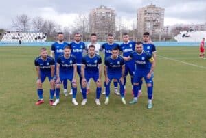 ФК Ямбол записа 7-и пореден мач без допуснат гол ФК Ямбол продължава впечатляващата си серия от срещи, в които не допуска попадение във вратата си. След победата с 1:0 над Марица (Милево) тимът регистрира седми пореден двубой с “суха” мрежа. Поредицата стартира още в края на есенния дял с успеха 3:0 срещу Спартак (Пловдив) и бе поддържана през пролетта под ръководството на новия старши треньор Николай Жечев в шестте му мача до момента. Голям принос за този отборен успех има и треньорът на вратарите Ивелин Калинчев, който изпълняваше временни функции като старши треньор в края на есента и именно при неговото ръководство започна серията от мачове без допуснат гол. Въпреки това основните “виновници” за поредицата остават самите вратари на ФК Ямбол. Поздравления, момчета! Продължавайте в същия дух!