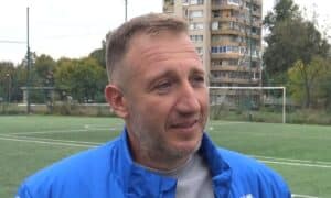 ФК Ямбол продължава впечатляващата си серия — вече седем поредни мача тимът не допуска гол във вратата си. Сред основните „виновници“ за това постижение е треньорът на вратарите Ивелин Калинчев. „Седем поредни „сухи“ мрежи за Венци Янков – това не е случайност, това е резултат от много труд, характер и постоянство! Гордея се с него, но още повече се радвам, че и другите двама вратари – Даниел Амбарцумян и Димитър Александров, са в отлична форма, защото ние сме едно цяло, едно вратарско семейство“, коментира Ивелин Калинчев пред официалния сайт на ФК Ямбол. „Малко отбори могат да се похвалят с трима подготвени вратари и треньор на вратарите. При нас има доверие, близост и уважение – нещо, което не се купува. Както се казва – вратарите сме от „друго тесто“! Огромно значение има и доверието на старши треньора Ники Жечев. Когато работиш спокойно и с подкрепа, резултатите идват. Но най-важното е едно – това е отборен успех! Без здрава защита, дисциплина и колектив, тези серии са невъзможни. Много е важна подкрепата на старши треньора. Досега не съм работил с такъв човек, който те изслушва и приема и другото мнение, вслушва се в това, което споделяш“, добави още специалистът, който през есенния дял от сезона бе и в ролята на старши треньор на тима.