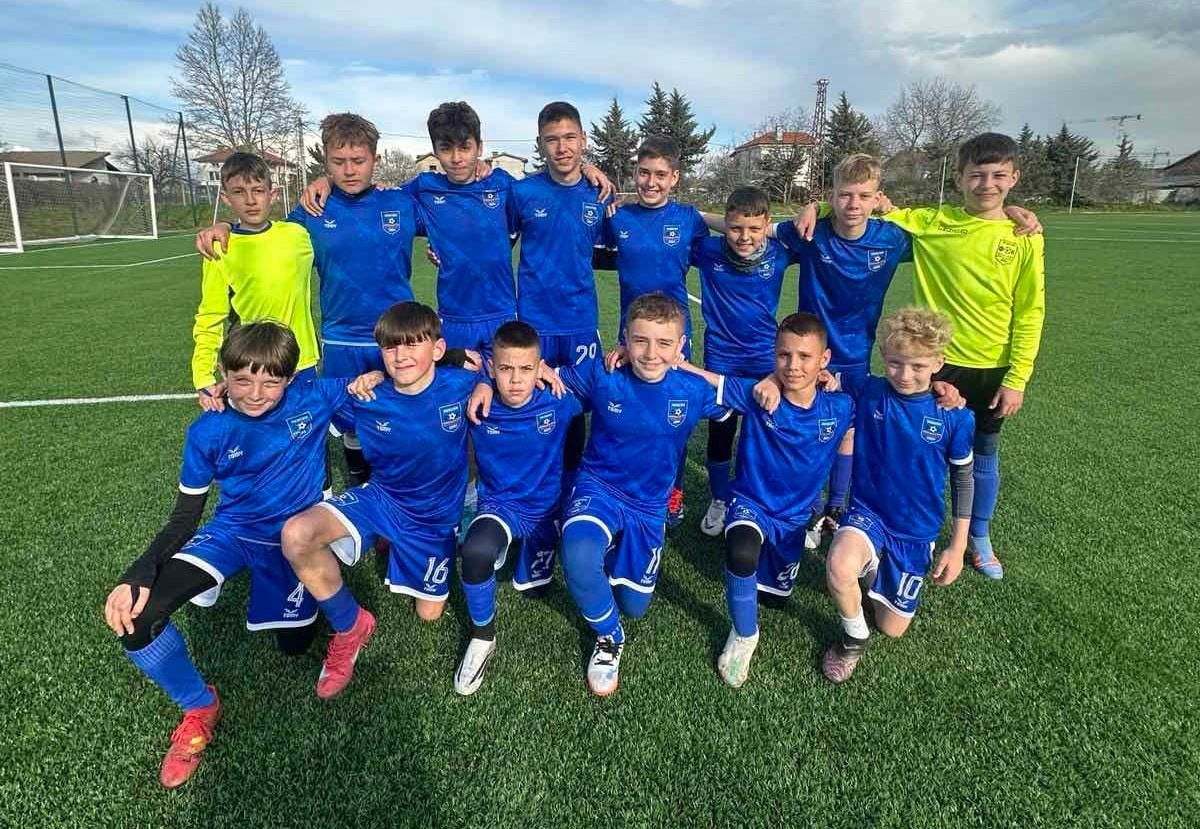 Левски (Kарлово) с две впечатляващи победи при наборите 2013 и 2014 Младите футболисти на Левски (Kарлово) записаха две убедителни победи в поредния кръг от Областното първенство. Отборът на родените през 2014 г. се наложи категорично с 4:0 над ФК Секирово (Раковски). Година по-големите — набор 2013 — постигнаха разгромна победа срещу ФК Тракия (Пловдив) с впечатляващото 18:0. Поздравления, момчета! Двубоят на играчите, родени през 2011 г., беше отложен.