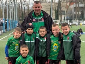 Резултати от детско-юношеската школа на ФК Раковски Отборите на Детско-юношеската школа на ФК Раковски отново изиграха своите срещи в първенствата и турнирите на БФС през изминалата седмица. Най-големите (2012/13) допуснаха поражения в двубоите си с Асеновец и Велд Пловдив, загубвайки общо с 2:7. Деца, родени през 2016 г. изиграха два мача: убедителна победа срещу Асеновец с 8:2 и поражение от Локомотив Пловдив с 0:7. Набор 2017 в събота загуби от Ботев Пловдив с 2:10, а в неделя в мач на Ф7 срещна ФК Хасково и отстъпи драматично с 5:6. Децата, родени през 2018 г. също играха два двубоя — първо отстъпиха на ФК Пловдив Сити с 3:8, а след това се наложиха с 9:2 над Кючук Париж. С пет гола се отличи Радостин Шишков, Павел Стойков реализира хеттрик, а Валери Петков също се разписа. Най-малките (родени 2019 г.) се срещнаха с два тима: първата група победи Юнайтед Пловдив със 7:1, докато втората загуби от ФА22 с 0:10. Момичетата изиграха мача си срещу Пазарджик Сити и отстъпиха с 0:5. Пожелаваме здраве, добро настроение и още успехи през новата седмица!