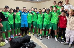 Пореден инцидент засегна мач на юношите на ФК Банско при гостуване в Перник Юношеският отбор на ФК Банско (младша възраст) отново бе съпътстван от неприятен инцидент — този път при гостуването на Миньор (Перник). Двубоят завърши с победа за домакините с 2:1. Миньор поведе с 2:0, а момчетата на треньора Марио Димитров успяха да върнат само един гол и загубиха. Отборът не търси оправдания извън себе си — във ФК Банско възпитаваме децата да търсят грешките първо у себе си, преди да обвиняват съперници, съдии или други фактори. Целта ни не е да правим световни шампиони, а да формираме млади хора с навици, дисциплина и чувство за отговорност — дори и да не продължат професионално с футбола. Затова не одобряваме случилото се след края на мача, когато на терена се появиха агресивни родители на деца от Миньор. Детските и юношеските срещи не са място за избиване на комплекси, за мерене на „по-силни удари“ или за отправяне на заплахи и обиди — нито към противниците, нито към съдиите. Момчетата са в чувствителна тийнейджърска възраст и се влияят силно от всяка дума и всяко действие на публиката или странични лица. Няма причина да се допуска такава среда. Това не е първият подобен случай — имало е и през есента в други градове. В повечето ситуации обвиненията не са лични към съперниците или треньорите; често треньорите са безсилни да спрат реакциите на родителите. И в Перник се стигна до подобна ситуация — наставникът на домакините опита да овладее напрежението, но без особен успех. За щастие този път нямаше тежки инциденти с удряни или пострадали момчета, но е тревожно, че агресията сред родители ескалира и утре може да се стигне до по-сериозни последствия. Юношеските мачове не са бойна арена. Амбициозните майки и бащи на бъдещи „световни знаменитости“ трябва да го разберат — преди да е станало твърде късно.