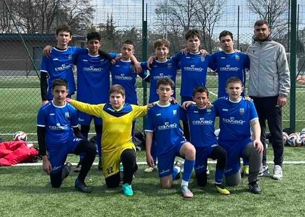 Докато мъжкият отбор на ФК Аксаково почиваше през уикенда, младите таланти на клуба изиграха три срещи. Селекцията на Слави Сталев до 13-годишна възраст спечели със 7:4 като гост срещу Гранд Про, а във втория си мач допусна минимална загуба с 0:1 от ФК Космос — въпреки това момчетата играха на изключително ниво и малко им стигна за по-добър резултат. Двубоят при юношите до 17 години беше равностоен. Нашите, водени от Петко Цанков, се бориха здраво, но не успяха да реализират и допуснаха един гол, с който загубиха гостуването си на Септември (Тервел). Горе главите — време е за работа! Успехите ще дойдат!