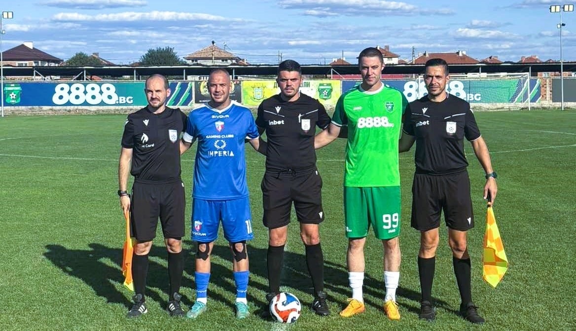 ФК Секирово ще гостува на Спартак (Пловдив) в междинния 27-и кръг на Югоизточната Трета лига. Двубоят е в сряда, 1 април, от 17:00 часа на стадион „Пловдив“. След серия от три поредни загуби — две от които срещу отборите, които заемат първите две места в класирането — „секирите“ ще се опитат да повторят успеха си срещу „гладиаторите“ от първия полусезон. През есента Секирово записа първата си победа над Спартак в Трета лига, побеждавайки с 2:1 у дома. Йордан Айвазов откри резултата малко след изтичането на час игра, а скоро след това „гладиаторите“ изравниха. В добавеното време Божидар Костадинов донесе успеха на домакините. Формата като гост не би трябвало да притеснява отбора на треньора Красимир Манолов. В предпоследната си визита неговите играчи записаха първата и единствена си победа далеч от дома през сезона и имат само едно поражение в последните три мача извън град Раковски, след като преди успеха над Атлетик в Куклен завършиха наравно с Марица (Милево). Надеждите са, че един от голмайсторите в есенния мач със Спартак — Йордан Айвазов, може да се завърне в състава, след като не взе участие в срещата с Марица (Пловдив). Напомняме, че той напусна с травма още в първите минути на мача с Несебър на 21 март.