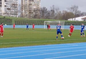 Ямбол с кадрови проблеми пред междинния 27-и кръг в Югоизточната Трета лига Сериозни кадрови затруднения спохождат старши треньора Николай Жечев преди мача от междинния 27-и кръг в Югоизточната Трета лига. Николай Янков ще пропусне срещата, след като получи пети жълт картон при победата над Марица (Милево) през уикенда и е наказан за един двубой. Благовест Величков получи удар в коляното и към момента не е ясно дали ще се възстанови навреме, но има надежда да бъде на разположение за гостуването в Димитровград. Младият Териан Серкеджиев все още се възстановява и остава под голям въпрос за двубоя в Димитровград. Срещата е в сряда от 17:00 часа.