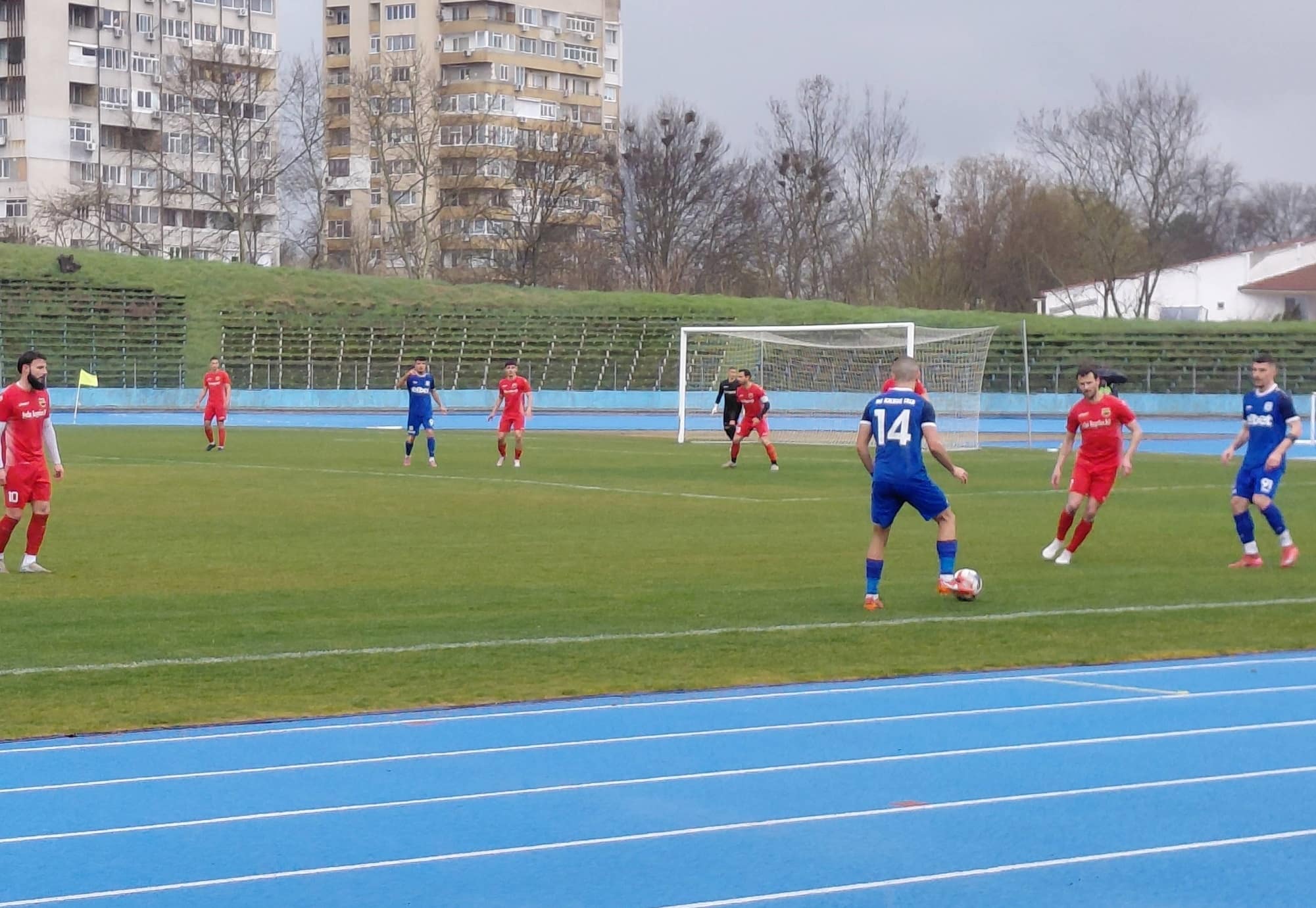 Ямбол с кадрови проблеми пред междинния 27-и кръг в Югоизточната Трета лига Сериозни кадрови затруднения спохождат старши треньора Николай Жечев преди мача от междинния 27-и кръг в Югоизточната Трета лига. Николай Янков ще пропусне срещата, след като получи пети жълт картон при победата над Марица (Милево) през уикенда и е наказан за един двубой. Благовест Величков получи удар в коляното и към момента не е ясно дали ще се възстанови навреме, но има надежда да бъде на разположение за гостуването в Димитровград. Младият Териан Серкеджиев все още се възстановява и остава под голям въпрос за двубоя в Димитровград. Срещата е в сряда от 17:00 часа.