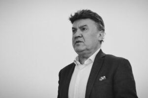 ОФК Несебър изказва най-искрените си съболезнования за кончината на легендарния български вратар и капитан на националния отбор Борислав Михайлов, който почина на 63-годишна възраст. Легенда на националния отбор Борислав Михайлов остава едно от най-познаваемите имена в българския футбол. Той има 102 мача за националния отбор и е сред ключовите фигури от златното поколение, което през 1994 г. достигна до четвъртото място на Световното първенство в САЩ. Сред най-запомнящите се моменти в неговата кариера е четвъртфиналният мач срещу Мексико, когато с две спасени дузпи се превърна в герой за България. Михайлов участва и на Мондиал 1986 в Мексико. Успешна клубна кариера На клубно ниво той има значими постижения с Левски — трикратен шампион и трикратен носител на Купата на България, както и носител на приза „Футболист на годината“ за 1986 г. Професионалната му кариера включва още периоди в Беленензеш (Португалия), Мюлуз (Франция), Ботев Пловдив, Рединг (Англия), Славия и Цюрих (Швейцария), където навсякъде демонстрира своята класа и лидерски качества. От терена до ръководството След края на играческата си кариера Михайлов продължи да бъде активно свързан с футбола. От 2000 г. е част от ръководството на Българския футболен съюз, а през 2005 г. става негов президент — пост, който заема в продължение на почти две десетилетия. Той е и сред учредителите на „Фондация Национали 94“, заедно с други легенди на българския футбол. Поклон пред паметта му. Борислав Михайлов ще остане в историята като изключителен вратар, лидер и личност, оставила трайна следа в българския футбол. Ръководството, треньорите, футболистите и служителите на ОФК Несебър поднасят своите съболезнования на семейството, близките и всички, които скърбят за загубата. Поклон пред паметта му!