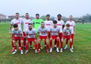 Асеновец приема дублиращия тим на Локомотив (Пловдив) Асеновец (Асеновград) посреща дублиращия отбор на Локомотив (Пловдив) в междинния 27-и кръг на Югоизточната Трета лига. Двубоят е в сряда, 1 април, от 17:00 часа на стадион „Шипка“ в Асеновград. Този мач е сред най-важните за Асеновец в следващите кръгове — при победа тимът ще запази шансове за оцеляване в групата. Филип Колев е наказан за натрупани жълти картони и няма да бъде на разположение. Домакините спечелиха последния си домакински мач срещу Димитровград с 1:0. Въпреки някои кадрови проблеми, за „станимакалии“ успехът в този двубой е задължителен, за да останат шансовете им живи. През есента дубълът на Локо (Пловдив) победи с 3:0.