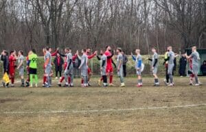 ОФК Хасково гостува на Загорец в междинния 27-ми кръг ОФК Хасково ще гостува на Загорец (Нова Загора) в среща от междинния 27-ми кръг на Югоизточната Трета лига. Двубоят е утре, 1-ви април, от 17:00 часа. Двата отбора са разделени само от 2 точки в класирането — хасковлии са седми с 36 пункта, докато Загорец заема десетата позиция с 34 точки. И двата тима влизат в мача с подобна форма, след като през уикенда прекъснаха серии без победа. ОФК Хасково стигна до успех с 2:1 у дома над Спартак (Пловдив), но тимът ще бъде без Владислав Узунов за гостуването, след като получи червен картон. Извън сметките остават и контузените Бейсим Бейсим и Костадин Пеев, а голмайсторът Юлий Шекеров, който донесе трите точки срещу "гладиаторите", е под въпрос. Възможно добър знак е евентуалното завръщане на Антон Желязков, който не взе участие в съботния мач. Хасковлии ще бъдат без старши треньора Живко Желев до страничната линия, след като и той беше изгонен в края на срещата със Спартак. По-рано през сезона ОФК Хасково вече победи Загорец с 2:0 у дома. Двата тима се срещнаха и в приятелски двубой през зимната подготовка, когато "червените" спечелиха с 4:2.