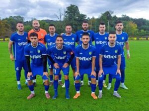 Гигант (Съединение) приема Марица (Милево) в междинния 27-и кръг Гигант (Съединение) е домакин на Марица (Милево) в един от най-интересните двубои от междинния 27-и кръг на Югоизточната Трета лига. Срещата е в сряда, 1 април, от 17:00 часа на стадиона в град Съединение. Домакините загубиха гостуването си на Левски (Карлово) с 2:3 в последния двубой, въпреки че играха много силно и поведоха с 2:1. Грешки в началните минути на второто полувреме ги лишиха минимум от точката в родния град на Васил Левски. Неприятната новина за „гигантите“ е, че се представят колебливо като домакини — в последните четири мача вкъщи записаха само една победа и три загуби. Успехът бе над ФК Раковски на 7 март, докато последното поражение дойде изненадващо от Родопа (Смолян) с 1:2. Старши треньорът Васил Стефанов продължава да има кадрови проблеми: Йълмаз Сюлейман е наказан за два мача, трайно контузен е Венци Гюзелев (със счупен крак), както и Агоп Кочиян. Никола Гавов вече не е част от отбора. Надеждите са Теодор Димитров да се завърне в състава и да внесе допълнителна свежест. Марица (Милево) също не е в оптимална форма — тимът записа два поредни мача без успех: домакинско равенство срещу Левски (Карлово) и загуба като гост на Ямбол.