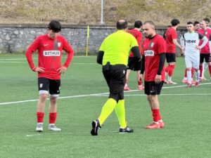 Атлетик (Куклен) приема Левски (Карлово) в междинния 27-и кръг Атлетик (Куклен) ще е домакин на Левски (Карлово) в мач от междинния 27-и кръг на Югоизточната Трета лига. За двубоя старши треньорът Ванчо Траянов вече ще бъде на линия след почивката си заради изтърпяно наказание — той не води отбора при гостуването на Родопа (Смолян), загубено с 0:4. „Баските“ от Куклен разчитат на подкрепата на своите привърженици срещу един от най-силните отбори в групата – Левски (Карлово), който заема временното трето място и показва стабилни изяви през целия сезон. Атлетик (Куклен) спечели последното си домакинство с 2:1 срещу Созопол и амбицията е и този път да прибави нови три точки. Срещата е в сряда, 1 април, от 17:00 часа. Нека подкрепим „баските“ по пътя към поредна победа в нашия дом!