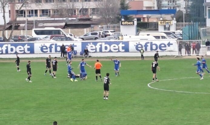 ОФК Несебър 0:0 ФК Созопол в морското дерби ОФК Несебър направи равенство 0:0 срещу ФК Созопол в морското дерби от междинния 27-ми кръг на Югоизточната Трета лига. След изиграването на по 25 мача Несебър вече е с равни точки на върха с Марица — по 61, но с победа в прекия двубой Марица продължава да бъде лидер. Днес Марица (Пловдив) разгроми ФК Раковски с 5:1. Двубоят предложи много интригуващи моменти: домакините създадоха редица положения и два пъти уцелиха гредите. В 90-ата минута резервата Николай Костов не успя да реализира отсъдената от рефера Светослав Лазаров дузпа. Наказателният удар бе даден за нарушение на Деян Молдованов срещу откъсналия се Иван Колев в наказателното поле. Николай Костов стреля покрай десния страничен стълб.