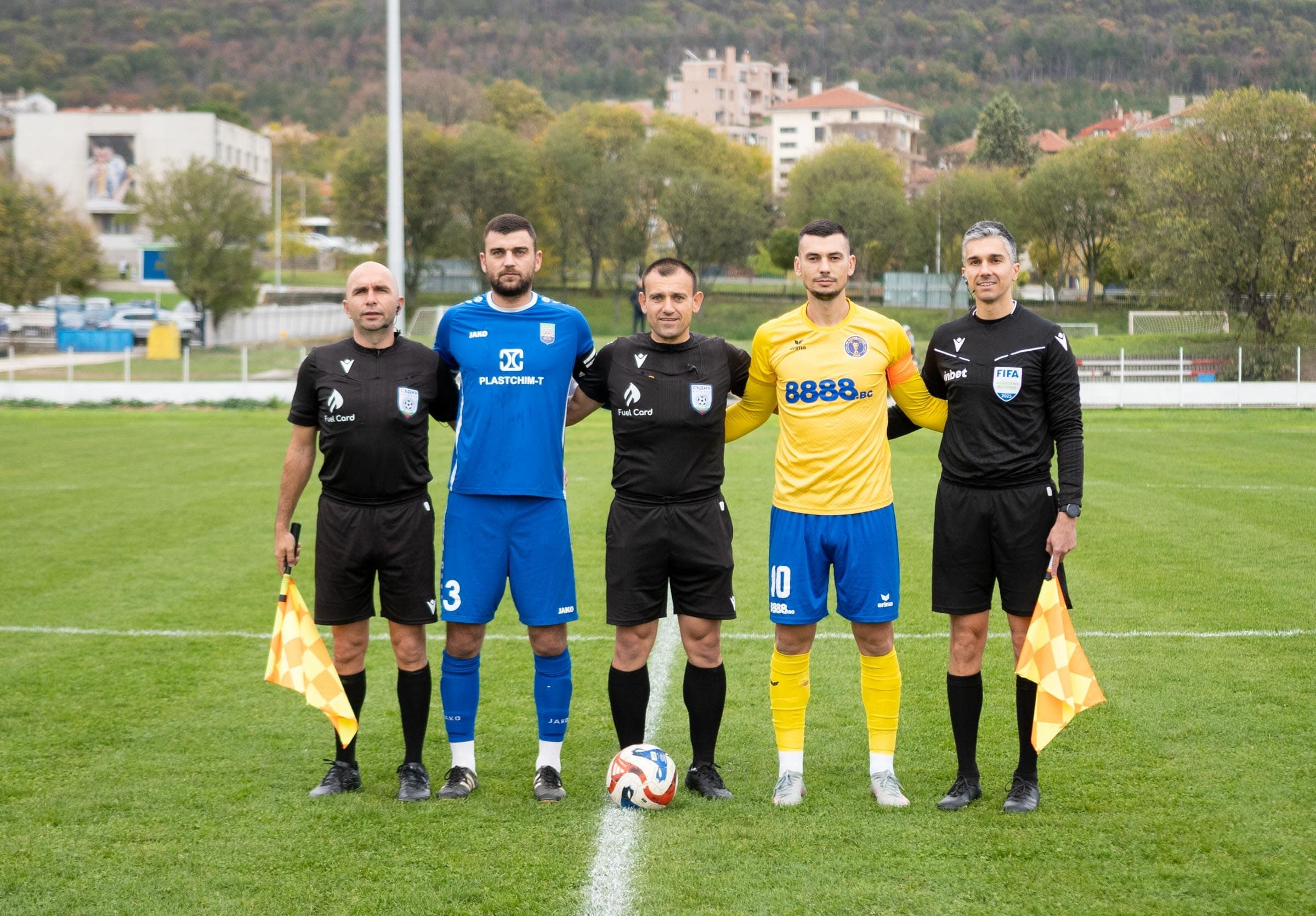 Волов-Шумен 2007 приема ФК Аксаково в 24-ия кръг на Североизточната Трета лига Волов-Шумен 2007 ще бъде домакин на ФК Аксаково в среща от 24-ия кръг на Североизточната Трета лига. Двубоят е в събота, 4 април, от 16:00 ч. на ученическия стадион "Цоньо Василев". Всички футболисти на "жълто-сините" са на разположение — няма наказани и няма контузени. Тимът идва в добра форма след две поредни победи без допуснат гол, а преди тях записа и равенство у дома срещу лидера Черноморец (Балчик). Противникът обаче също е в подем — Аксаково спечели два поредни мача и има три победи в последните си четири срещи. "Изправяме се срещу сериозен противник, поне според мен. Независимо от класирането смятам, че Аксаково са си повишили нивото през пролетния полусезон и позицията им не отговаря на потенциала им. Смятам, че имат качества и играят хубав футбол. Очаквам да се получи един качествен мач. Подхождаме с респект към тях. Винаги сме уважавали и ще уважаваме този отбор, но ние си гоним нашите цели.", каза преди срещата президентът на шуменци Иван Станчев.