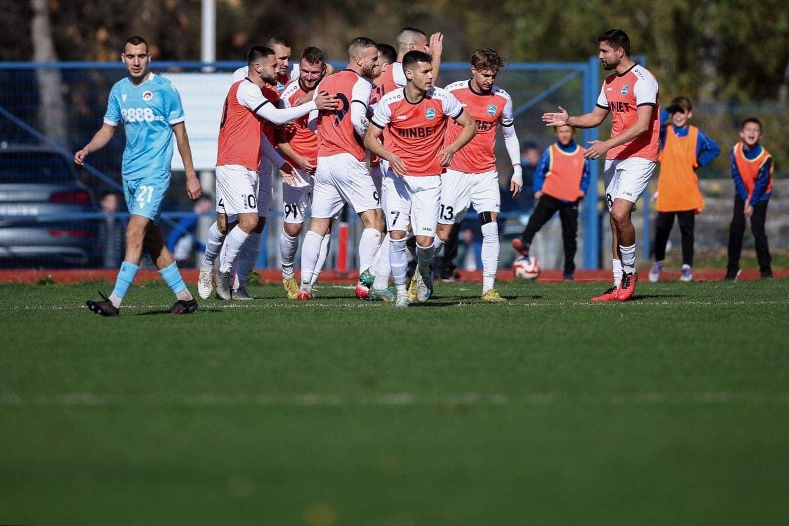 Рилски спортист гостува на Септември II в 26-ия кръг на Югозападната Трета лига Рилски спортист (Самоков) ще гостува на Септември II (София) в мач от 26-ия кръг на Югозападната Трета лига. Срещата е в събота, 4 април, от 16:00 часа. "Скиорите" продължават битката си за промоция, като не са играли от 14 март, когато победиха Оборище с 1:0 за трета поредна пролетна победа. След това тимът регистрира служебен успех срещу отказалия се Витоша (Бистрица), а в миналия кръг трябваше да срещне ОФК Костинброд — мачът бе отложен заради обилния снеговалеж в Самоков. Възпитаниците на Пламен Крумов ще играят далеч от дома за първи път от 28 февруари, когато загубиха от най-близкия си преследвач Струмска слава (Радомир). Рилски спортист има аванс от 3 точки пред Славата и мач по-малко, а опонентът в предстоящия двубой е в серия от две последователни победи — и двете в Самоков.