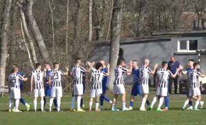 Ювентус (Малчика) гостува на ОФК Павликени в 16-ия кръг на Северозападната Трета лига Ювентус (Малчика) ще бъде гост на ОФК Павликени в мач от 16-ия кръг на Северозападната Трета лига. Двубоят е в събота, 4-ти април, от 17:00 ч. на стадиона в Сухиндол. "Бианконерите" търсят първите си точки през пролетния дял, след като до момента инкасираха четири поражения, едно от които служебно. Двата тима вече играха помежду си този сезон и срещата завърши при резултат 2:2. Миналата им визита също не определи победител – 0:0 през изминалия сезон. Единственият успех на Ювентус през настоящата кампания също бе като гост, което би трябвало да даде допълнителна увереност на отбора от плевенското село Малчика. Положителното представяне през втората част на мача с Ком (Берковица) показва прогрес, който вече е време да се отрази и на резултатите.