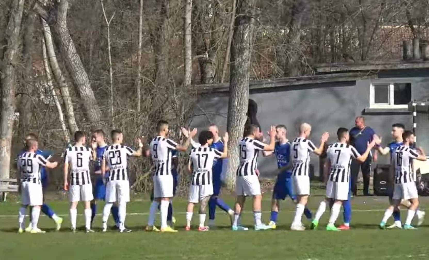 Ювентус (Малчика) гостува на ОФК Павликени в 16-ия кръг на Северозападната Трета лига Ювентус (Малчика) ще бъде гост на ОФК Павликени в мач от 16-ия кръг на Северозападната Трета лига. Двубоят е в събота, 4-ти април, от 17:00 ч. на стадиона в Сухиндол. "Бианконерите" търсят първите си точки през пролетния дял, след като до момента инкасираха четири поражения, едно от които служебно. Двата тима вече играха помежду си този сезон и срещата завърши при резултат 2:2. Миналата им визита също не определи победител – 0:0 през изминалия сезон. Единственият успех на Ювентус през настоящата кампания също бе като гост, което би трябвало да даде допълнителна увереност на отбора от плевенското село Малчика. Положителното представяне през втората част на мача с Ком (Берковица) показва прогрес, който вече е време да се отрази и на резултатите.