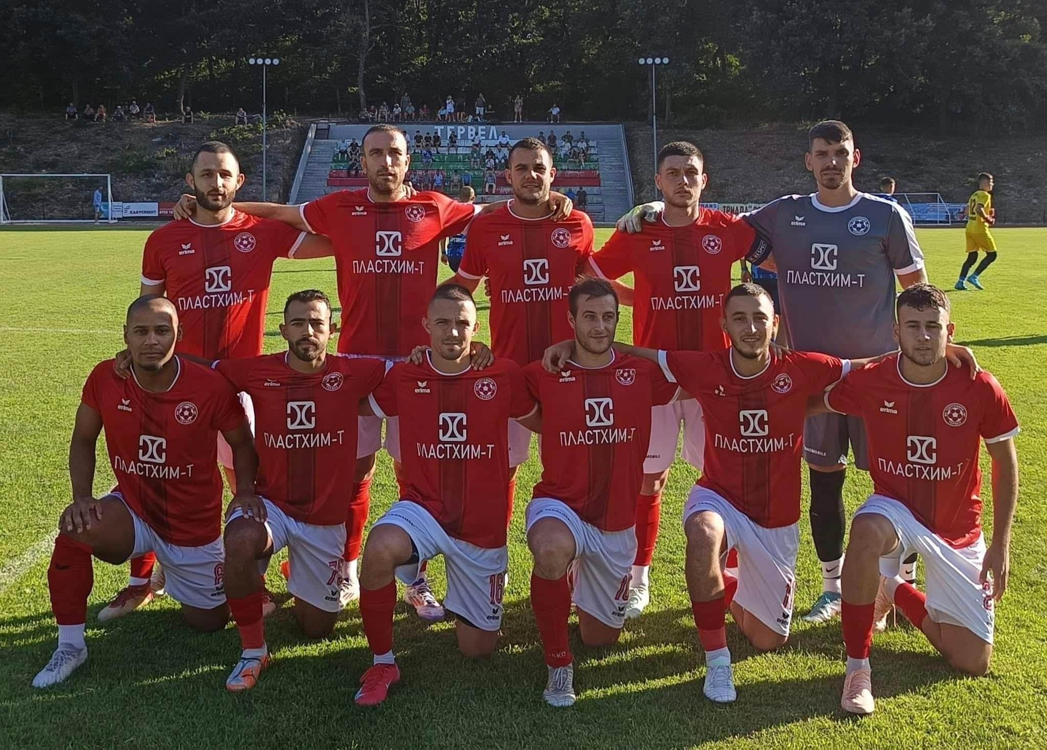 Септември (Тервел) гостува на Доростол Силистра в мач от 24-ия кръг на Североизточната Трета лига. Двубоят е тази събота, 4 април, от 16:00 часа. Шампионите са в пълен състав — проблемите на Петър Георгиев и Димитър Михалев отшумяха, а поради липсата на мач в миналия кръг крилата успяха да се възстановят. Всички останали футболисти в тима са на разположение на старши треньора Георги Иванов - Геша, който говори преди сблъсъка: Всичко е нормално, надявам се, че двубоят ще се развие в наша полза. Има доста време до мача, така че и лошото време не би трябвало да повлияе на състоянието на терена. За последно Септември игра в първенството на 21 март, когато завърши 0:0 в гостуването си на Устрем (Дончево) и това ги свали от първото място. Двубоят им от миналия кръг с Лудогорец III беше отложен по желание на разградчани. Тимът ще трябва да изиграе тази среща, както и още един отложен сблъсък в някоя от свободните дати в ден сряда до края на сезона. Освен това има и поне един двубой за Купата на Аматьорската лига, който ще се изиграе през седмицата. "Лошото е, че ни се събират много мачове през седмицата след срещата в Силистра", каза още Геша.