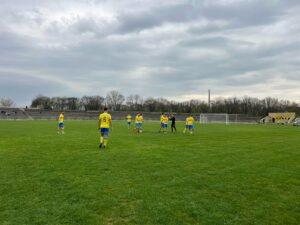 ФК Димитровград гостува на Нефтохимик (Бургас) в мач от 28-ия кръг на Югоизточната Трета лига. Срещата е в събота, 4 април, от 17:00 часа на стадион „Лазур“ в Бургас. След фантастичния обрат и победата над ФК Ямбол у дома „жълто-сините“ увеличиха аванса си пред зоната на изпадащите на 9 точки. Отборът все още не е записал точка като гост тази пролет, въпреки че в последната си есенна визита далеч от дома победи Гигант (Съединение). Треньорът Тодор Манев ще трябва да се справя без Валентин Сливов, който почти сигурно пропуска целия месец април за димитровградчани. По-рано през сезона ФК Димитровград загуби у дома от Нефтохимик.