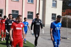 ОФК Хасково посреща Асеновец (Асеновград) в 28-ия кръг на Югоизточната Трета лига ОФК Хасково ще играе срещу Асеновец (Асеновград) в двубой от 28-ия кръг на Югоизточната Трета лига. Мачът на стадион "Хасково" е утре, 4-ти април, със начало в 17:00 часа. За отбора има две добри и четири неприятни новини относно състава. Извън игра поради контузии остават Калоян Делчев, чието носно счупване стана факт в срещата със Загорец в сряда, Тейнур Марем, който също пострада в този мач, както и Костадин Пеев и Бейсим Бейсим. В същото време към разполагаемите играчи се завръщат Владислав Узунов — след изтърпяно наказание за червен картон от предишния домакински двубой — и Беркай Халил, който пропусна визитата в Нова Загора и вече е на разположение. Старши треньорът Живко Желев също ще може да води отбора по време на срещата, след като и той бе изгонен в мача срещу Спартак (Пловдив). ОФК Хасково заема седмото място във временното класиране с 39 точки — с една по-малко от шестия в таблицата. Асеновец е на 18-о място с 16 пункта. "Червените" са в серия от две поредни победи, а срещу утрешния си съперник имат пет победи в последните шест срещи, включително успех с 3:0 в Асеновград по-рано през сезона.