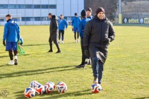 Черноморец (Балчик) гостува на Черноломец (Попово) в 24-ия кръг Черноморец (Балчик) се завръща в шампионатните битки след почивка в предишния кръг, когато тимът не игра, но получи служебни три точки срещу Светкавица Търговище. В неделя, 5 април, балчиклии гостуват на Черноломец (Попово) в среща от 24-ия кръг. Началният час на двубоя е 15:00. "Трябваше да възстановим играчите както физически така и психически след натоварения график в последните две седмици и вече се концентрираме за гостуването в Попово. Готвим се за тежък двубой на едно от най-негостоприемните места на Североизток. Искаме да вземем победата и трябва да направим всичко по силите си, за да го постигнем.", заяви старши треньорът на балчиклии Ивайло Станчев. Черноморец води в класирането с актив от 55 точки и наскоро записа първия си пролетен успех като гост, след като разгроми Олимпик (Варна) с 4:1. В последните шест срещи между двата отбора Черноморец има четири победи и две загуби. По-рано през сезона "чайките" спечелиха категорично с 4:0 у дома.