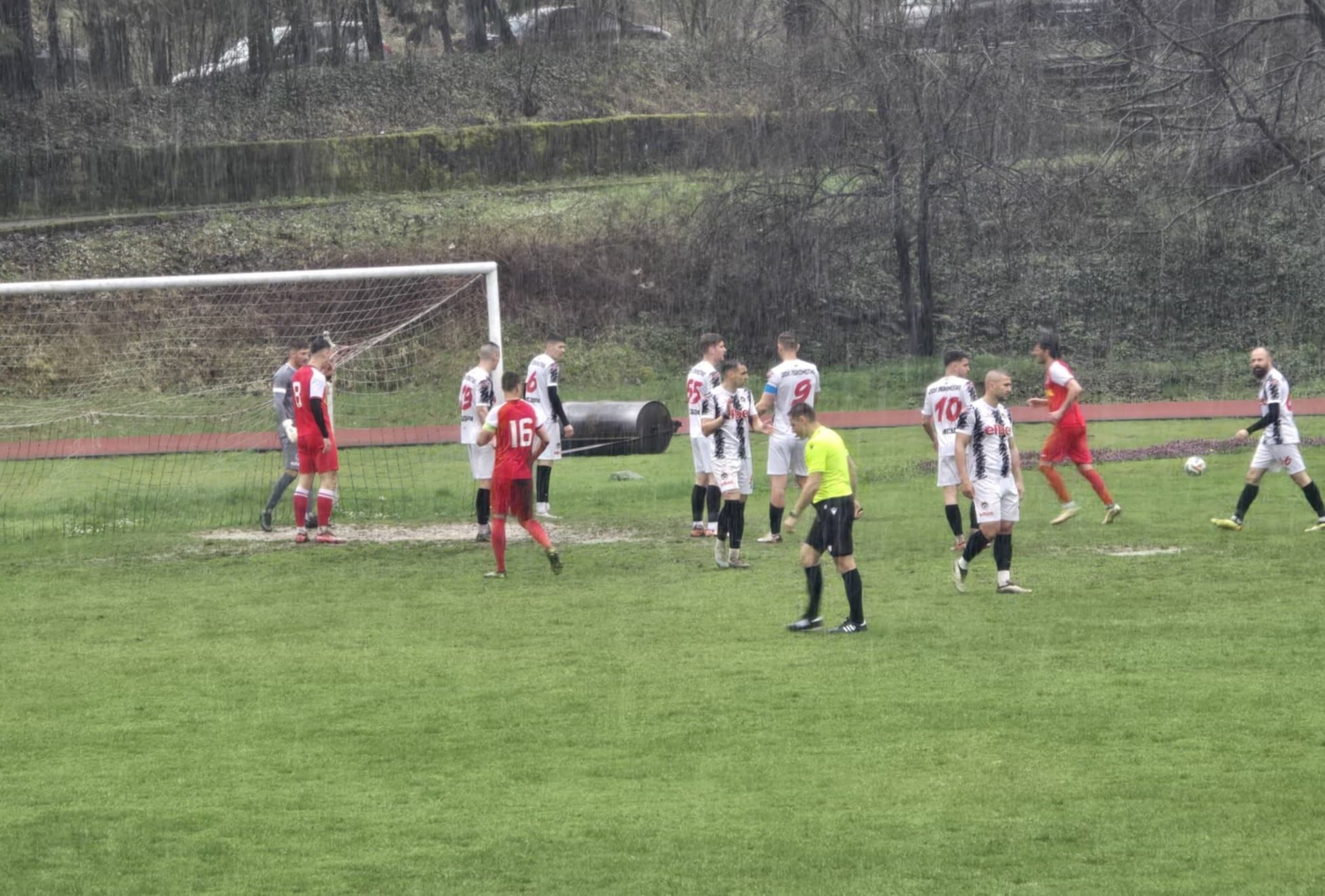 Ком (Берковица) победи Локомотив (Мездра) с 4:1 в 16-и кръг Ком (Берковица) спечели категорично срещу един от лидерите в класирането Локомотив (Мездра) в мач от 16 кръг на Северозападната Трета лига. Мариян Огнянов откри резултата след красиво изпълнение, а Ивайло Иванов увеличи преднината на домакините след точно изпълнена дузпа за 2:0. В края на първата част Георги Цеков направи резултата 3:0, а гостите успяха да върнат едно попадение до почивката за 3:1. Във втората част Ивайло Тодоров фиксира крайното 4:1 в полза на Ком. След този успех Ком (Берковица) изравни по точки с третия в таблицата Бдин (Видин) – и двата отбора имат по 31 точки. Локомотив (Мездра) остава на второ място с 40 точки, а лидер в подреждането е Академик (Свищов) с 43. В следващия кръг тимът от Берковица ще приеме Янтра (Полски Тръмбеш) на 10 април (петък).