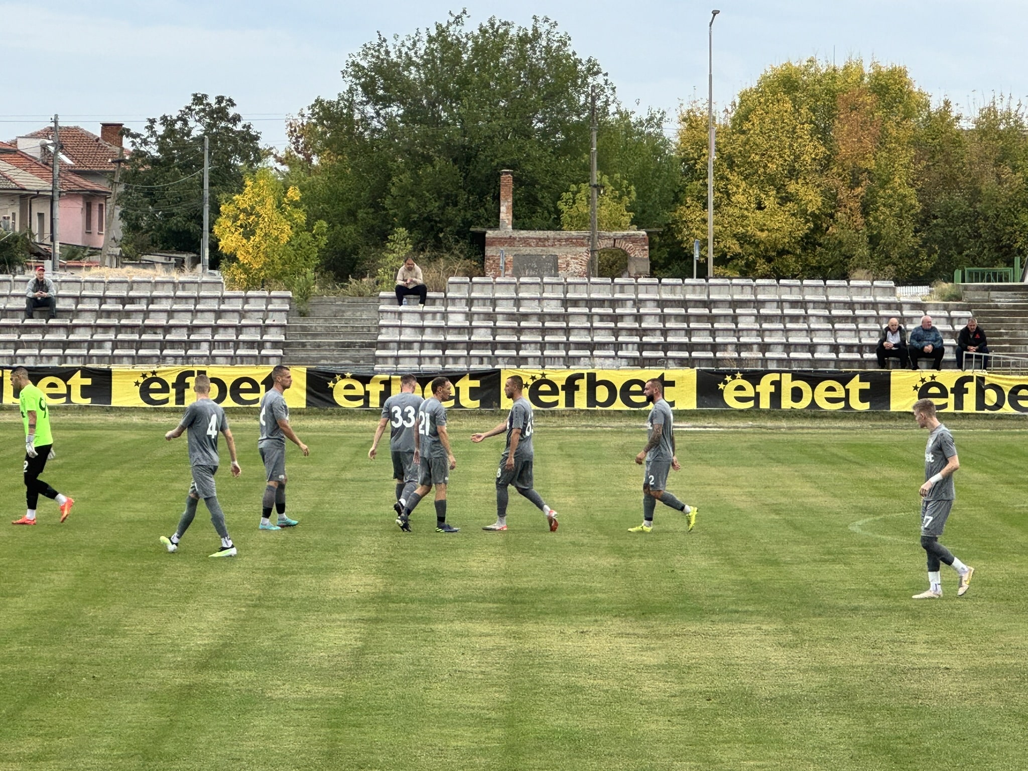 „Черно-белите“ загубиха от Загорец с 1:2 в среща, проведена на стадиона в Белозем заради възстановителните дейности на терените на „Лаута“. Началото бе по-добро за пловдивчани, които поведоха в 14-ата минута чрез Валери Божинов. В 25-ата минута гостите изравниха след бърза контраатака, завършена от Мариян Тонев. През втората част, в 73-ата минута, Тонев се разписа отново и оформи крайното 1:2.
